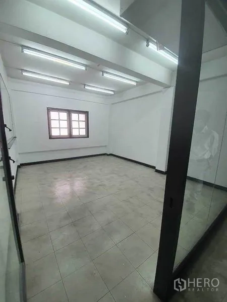 店屋 出租在Bang Rak, Bangkok - 明亮办公室式房间，玻璃墙、窗户与顶置日光灯。