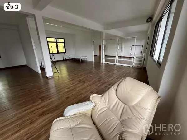 อาคารพาณิชย์ ให้เช่าหรือขายในKhlong Toei, Bangkok - พื้นที่ชั้น 3 ปรับเปลี่ยนได้ มีฉากกั้นบางส่วน ชั้นวาง และพื้นลายไม้