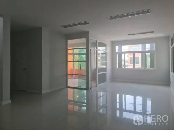 โรงงาน ให้เช่าหรือขายในLam Luk Ka, Pathum Thani - ออฟฟิศแบบเปิดโล่ง มีห้องประชุมกั้นกระจกและหน้าต่างบานใหญ่รับแสง