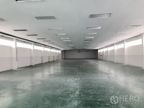 工厂 出租在Lat Krabang, Bangkok - 宽敞生产车间，环氧地坪与明亮照明