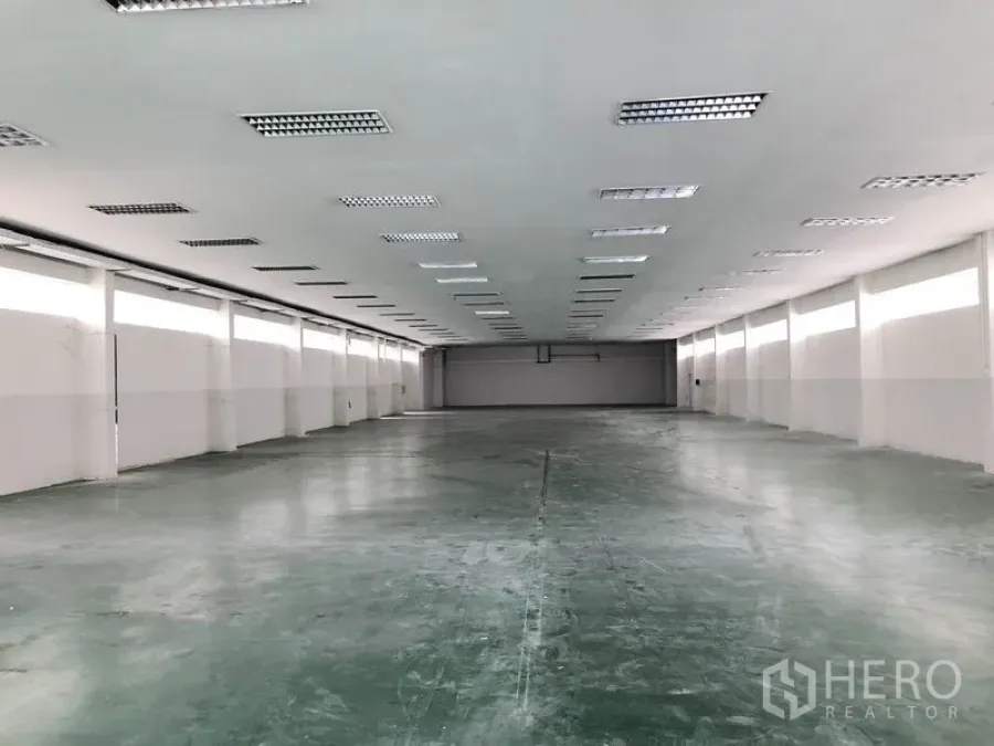 工厂 出租在Lat Krabang, Bangkok - 宽敞生产车间，环氧地坪与明亮照明