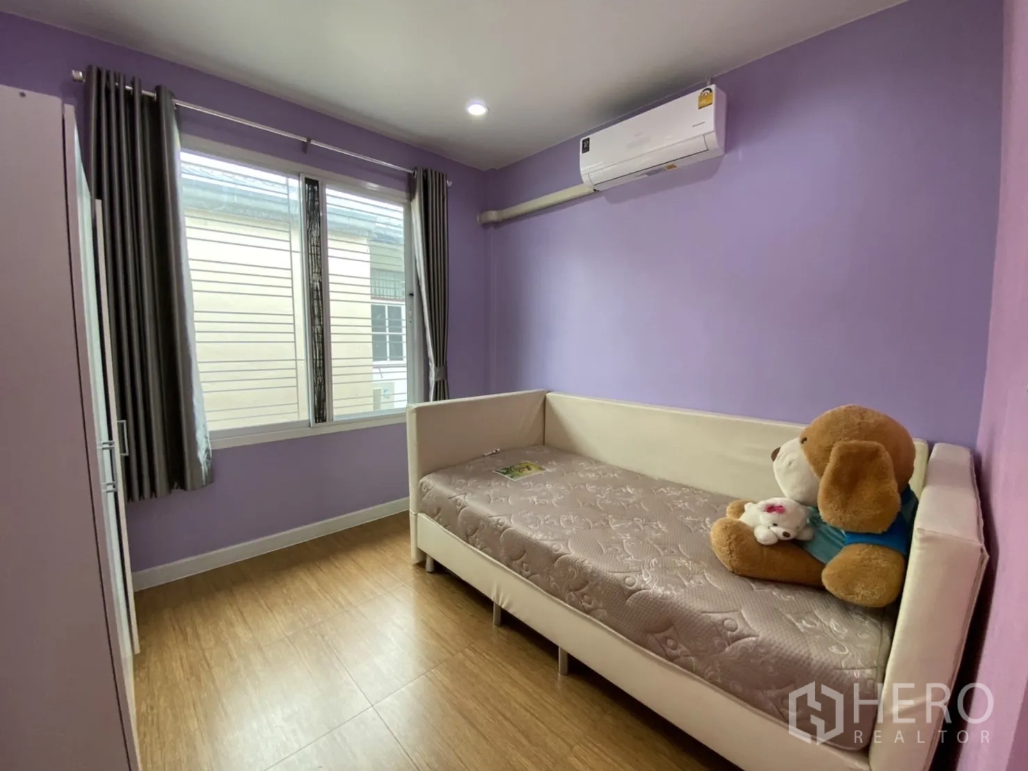 联排别墅 出租或出售 - 次卧带紫色墙面、窗户与空调，温馨舒适。