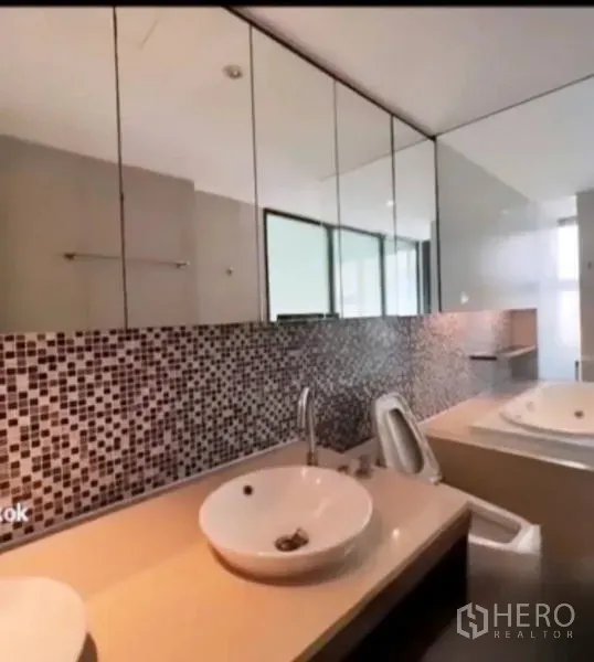 ทาวน์เฮาส์ ขายในKhlong Toei, Bangkok - ห้องน้ำสมัยใหม่ เคาน์เตอร์ยาว อ่างล้างหน้าคู่ ผนังกระเบื้องโมเสก และตู้ Shower กระจก