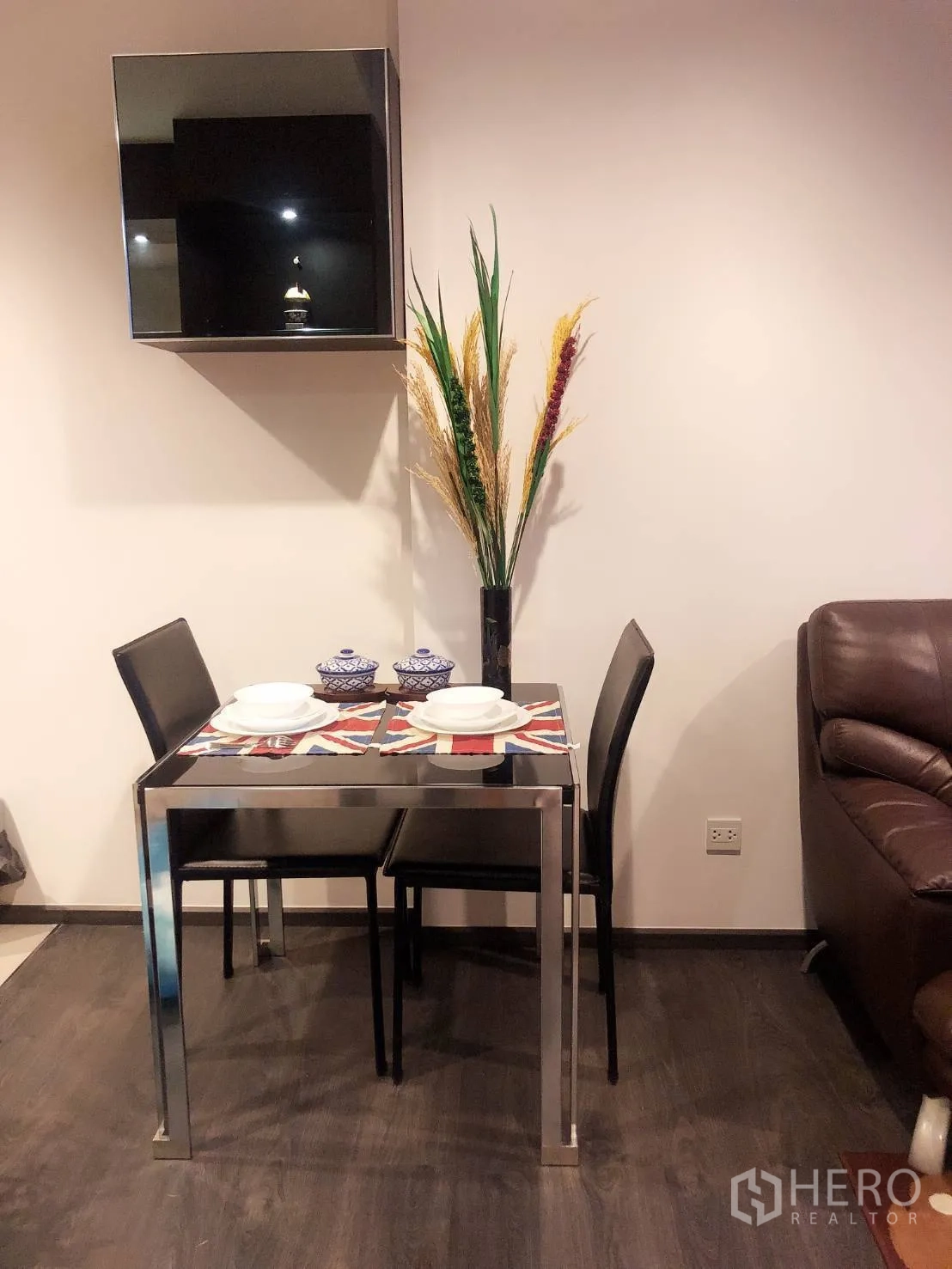 คอนโด ให้เช่าในWatthana, Bangkok - ชุดโต๊ะทานข้าวสองที่นั่งบนพื้นไม้สีเข้ม พร้อมแจกันตกแต่งข้างผนัง