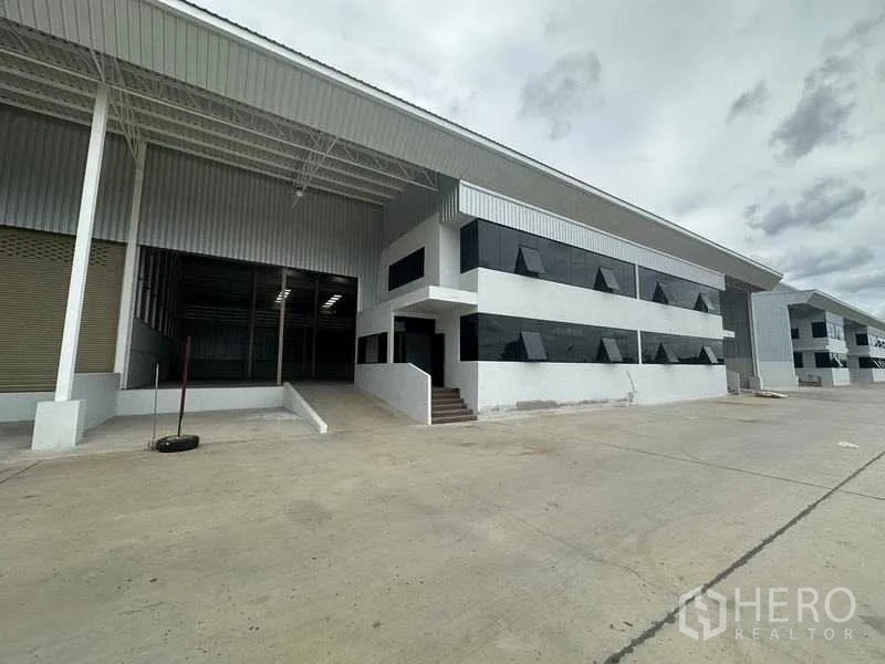 โรงงาน ให้เช่าในWang Noi, Phra Nakhon Si Ayutthaya - มุมเอียงเห็นทางเข้าโกดัง บันไดขึ้นอาคารสำนักงาน และลานจอดกว้าง