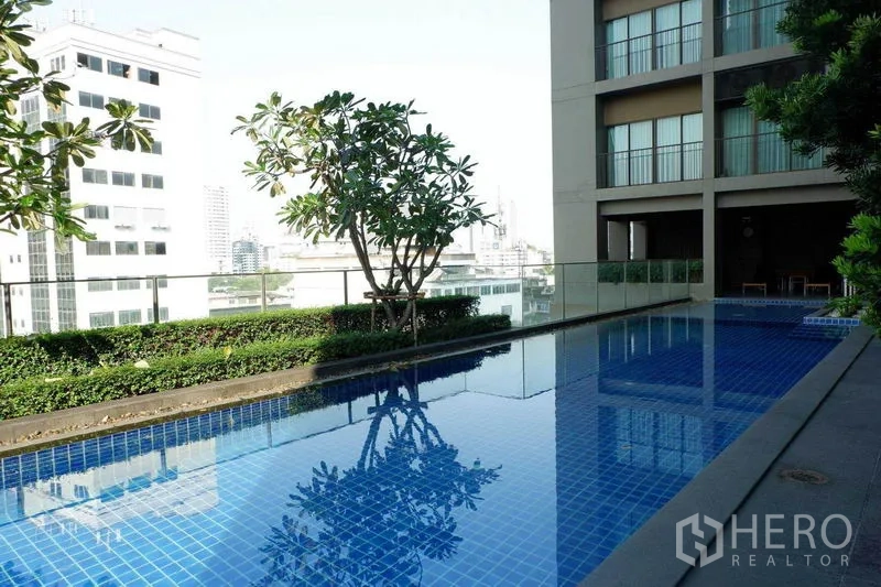 คอนโด ให้เช่าในBangkok - สระว่ายน้ำกลางอาคารมองเห็นวิวเมืองและต้นไม้
