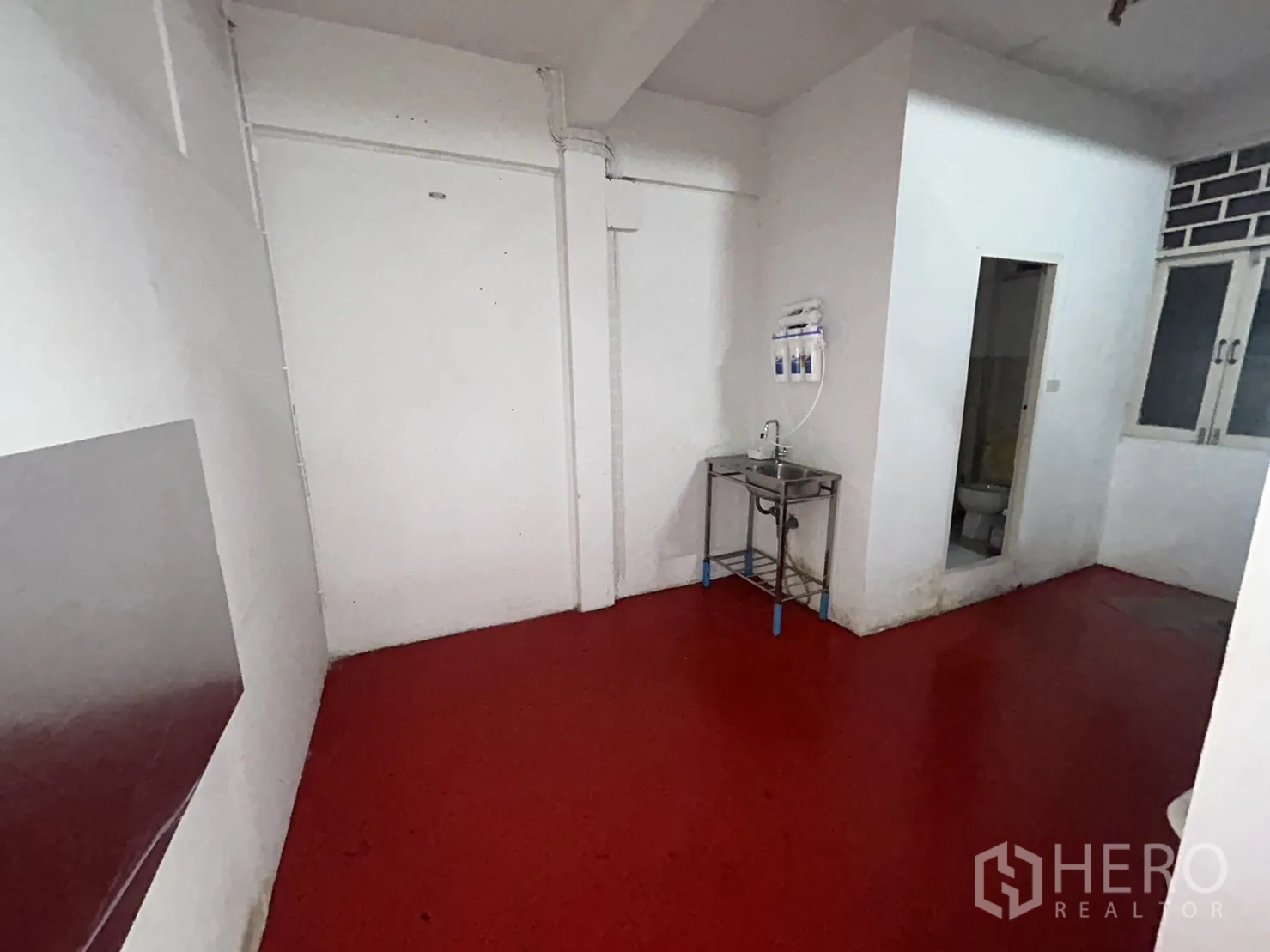 อาคารพาณิชย์ ให้เช่าในKhlong Toei, Bangkok - พื้นที่ครัวเตรียมอาหารด้านหลัง อ่างล้างสแตนเลส พื้นอีพ็อกซี่แดง ประตูเข้าห้องน้ำ