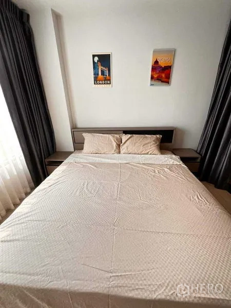 คอนโด ให้เช่าหรือขายในPathum Wan, Bangkok - ห้องนอนอบอุ่นด้วยเตียงใหญ่ ชุดเครื่องนอน และภาพแขวนผนัง