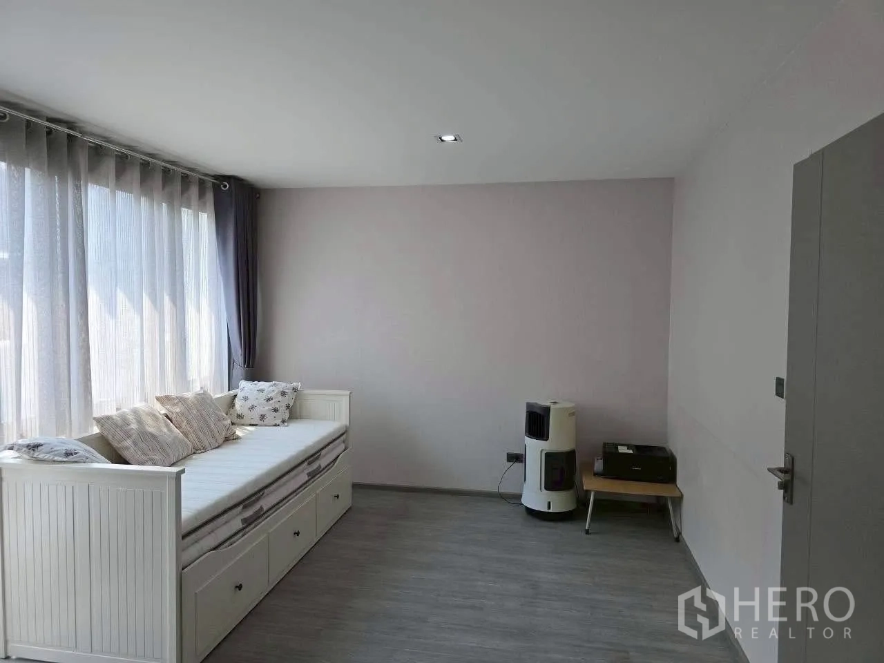 ทาวน์เฮาส์ ให้เช่าหรือขายในLat Phrao, Bangkok - ห้องอเนกประสงค์สว่าง มีเดย์เบดสีขาวริมหน้าต่างม่านโปร่ง พื้นสีเทา