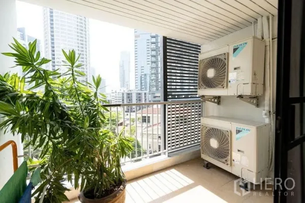 公寓 出售在Watthana, Bangkok - 生活阳台，绿植与空调外机，可眺望曼谷天际线。