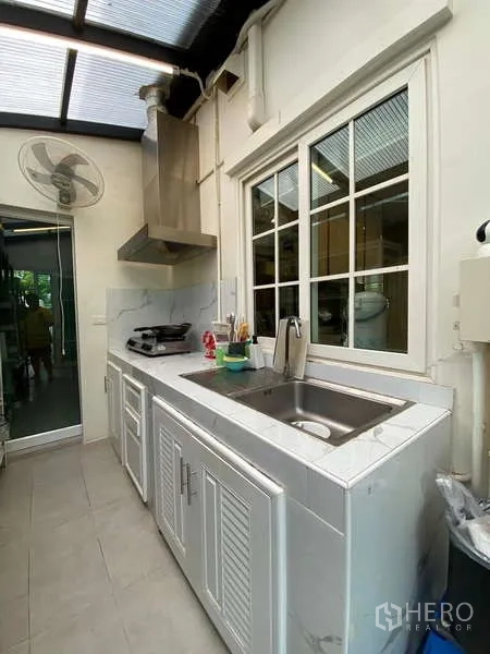 บ้าน ให้เช่าหรือขายในBueng Kum, Bangkok - ครัวไทยนอกบ้าน อ่างล้างจาน เตาและฮูด ดูดควัน ใต้หลังคาโปร่งแสง
