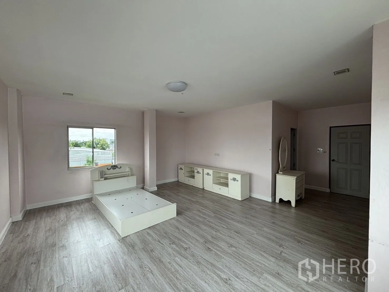 คลังสินค้า ให้เช่าหรือขายในWang Thonglang, Bangkok - ห้องน้ำลายกระเบื้องโดดเด่น ฉากกั้นอาบน้ำกระจกฝ้าและอ่างล้างหน้า