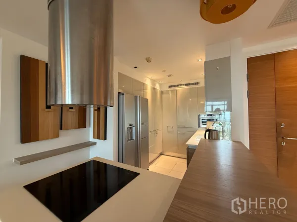 คอนโด ให้เช่าในPhaya Thai, Bangkok - เตาไฟฟ้าพร้อมฮูดทรงกระบอกและผนังตกแต่งลายไม้สไตล์โมเดิร์น