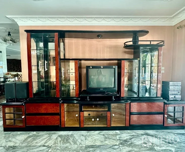 บ้าน ให้เช่าในTaling Chan, Bangkok - ชั้นวางทีวีและตู้โชว์บิลท์อินกระจก สำหรับเก็บสื่อและของตกแต่ง.