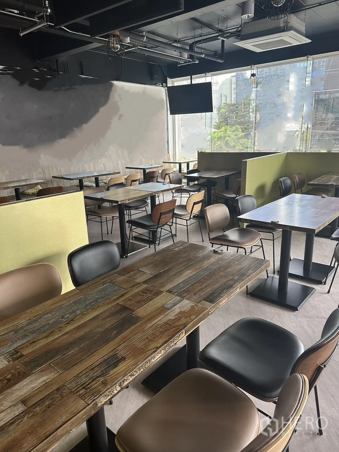 零售空间 出租在Khlong Toei, Bangkok - 宽敞餐厅楼层，乡村风木质餐桌与舒适座椅，采光充足。