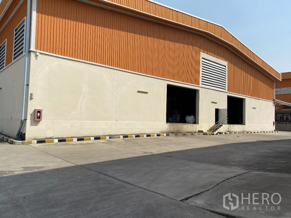 คลังสินค้า ให้เช่า - ช่องโหลดยกระดับ 3 ช่อง พร้อมบันไดและชานพักสำหรับโฟล์คลิฟต์