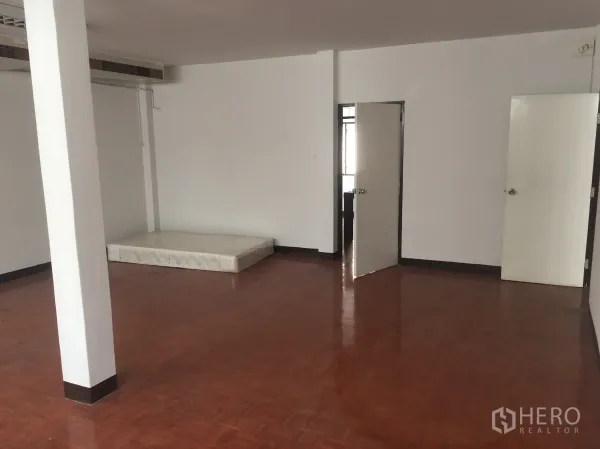 สำนักงานที่บ้าน ให้เช่าในWatthana, Bangkok - ห้องขนาดใหญ่ พื้นปาร์เกต์เงา พร้อมประตูสองบาน เหมาะเป็นออฟฟิศส่วนตัวหรือห้องนอน