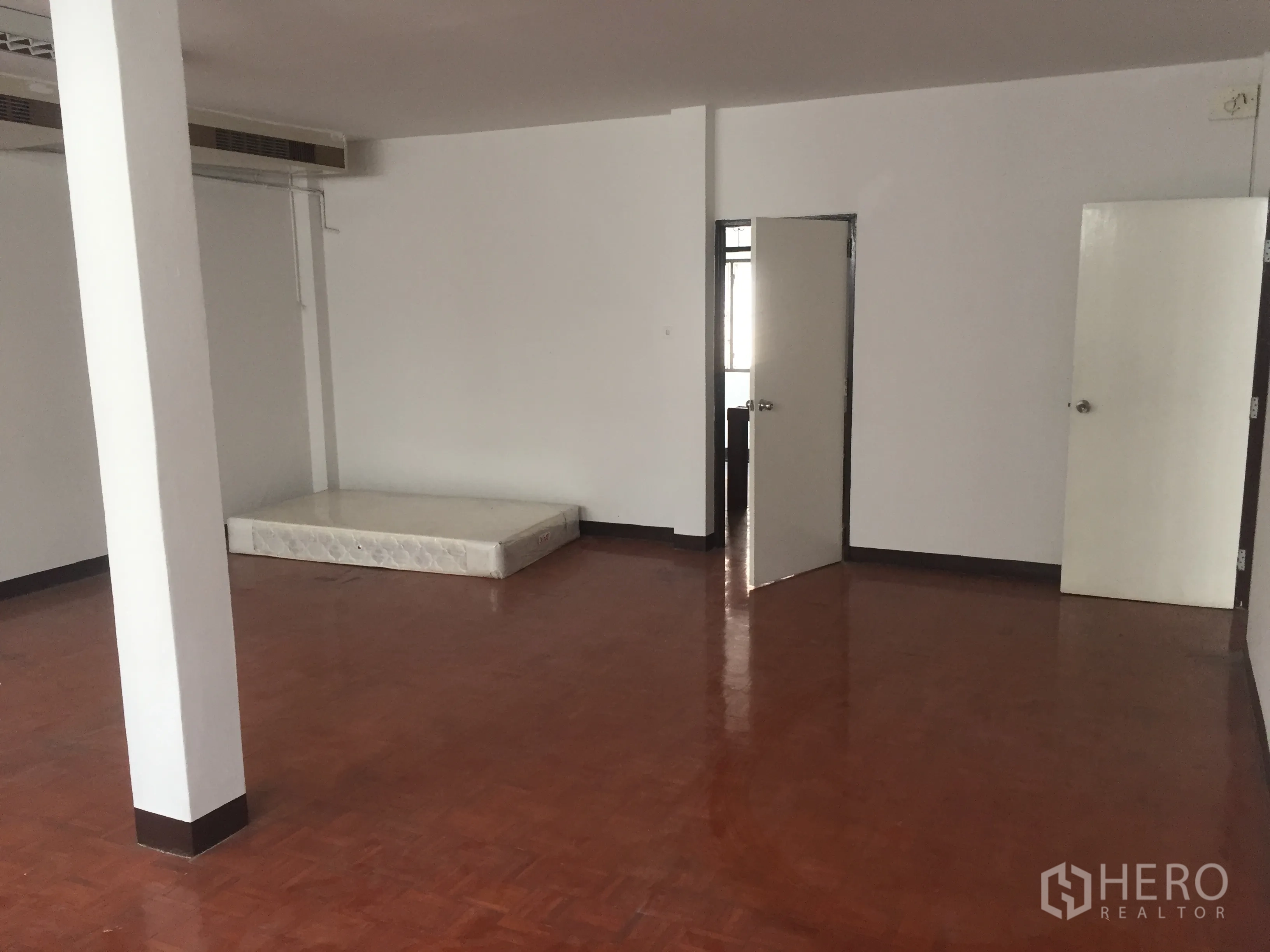 สำนักงานที่บ้าน ให้เช่าในWatthana, Bangkok - ห้องขนาดใหญ่ พื้นปาร์เกต์เงา พร้อมประตูสองบาน เหมาะเป็นออฟฟิศส่วนตัวหรือห้องนอน