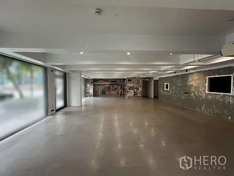 零售空间 出租在Bang Rak, Bangkok - 开放式零售室内，抛光水泥地，裸露梁，临街大面积磨砂玻璃窗。