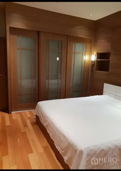 公寓 出租 - 温馨卧室，木质内置柜与推拉衣柜，双人床与木地板。