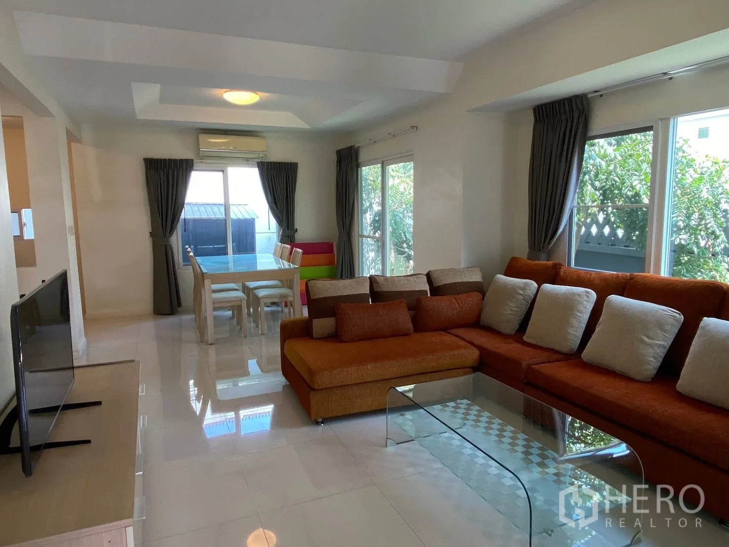 Detached House for rent in Prawet, Bangkok - Living room with large sectional sofa and access to the terrace.
