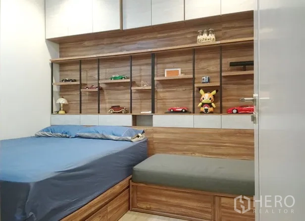 คอนโด ให้เช่าหรือขายในBang Kho Laem, Bangkok - ห้องนอนคอนโดอบอุ่นพร้อมชั้นบิวท์อินลายไม้ เตียงบิลท์อิน และม้านั่งเก็บของ