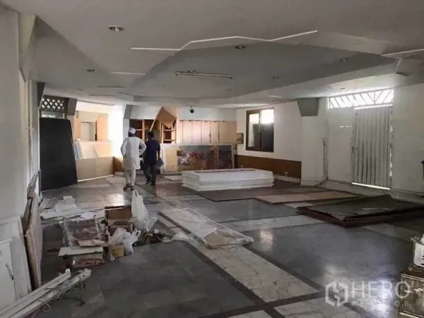 พื้นที่ขายปลีก ขายในPhra Khanong, Bangkok - โถงชั้นล่างกว้าง พื้นกระเบื้อง ฝ้าเพดานหลุม อยู่ระหว่างปรับปรุง เหมาะทำพื้นที่ค้า