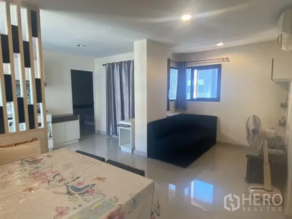 คอนโด ขายในPhra Khanong, Bangkok - พื้นที่นั่งเล่นและรับประทานอาหารแบบเปิดโล่ง ปูพื้นกระเบื้อง โซฟาและหน้าต่างบานใหญ่