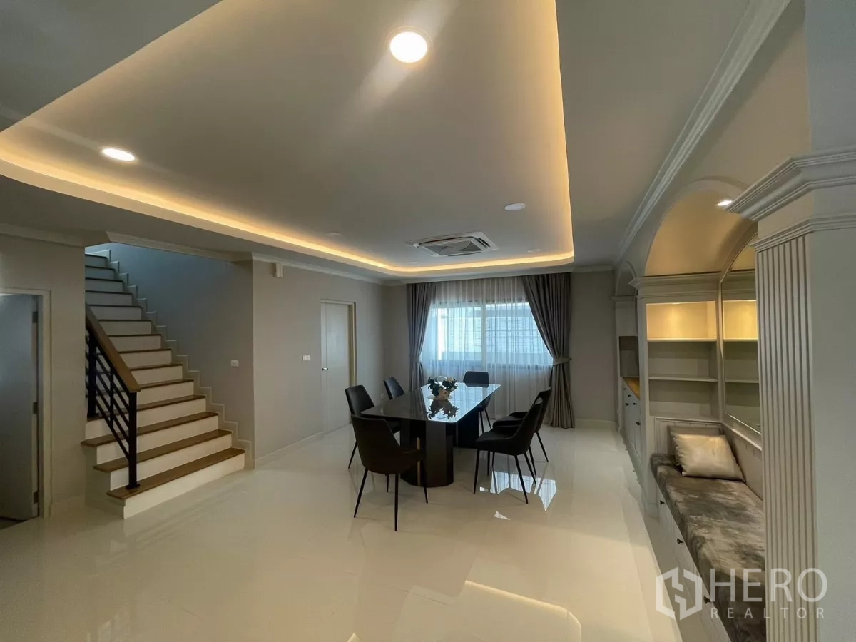 独立式住宅 出租在Bang Phli, Samut Prakan - 餐区邻近楼梯，筒灯照明与定制柜体。