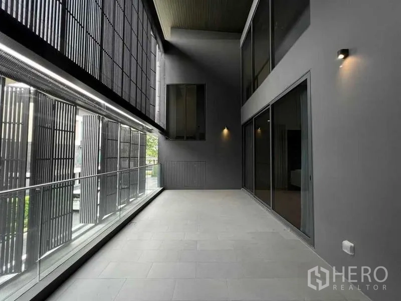 Detached House for sale in Suan Luang, Bangkok - Shaded semi-outdoor terrace with high ceiling and wall lights.