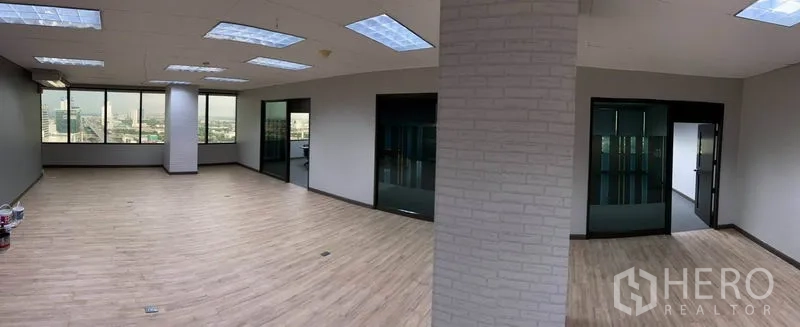 办公空间 出租在Bang Na, Bangkok - 126平方米开放式办公室，木纹地板、大幅窗与天花灯，含多个玻璃分隔间。