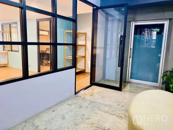 办公空间 出租在Bang Rak, Bangkok - 共享走廊，设大幅玻璃门通往办公室
