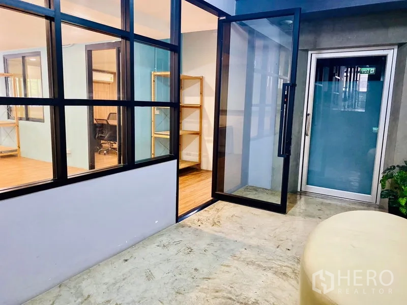办公空间 出租在Bang Rak, Bangkok - 共享走廊，设大幅玻璃门通往办公室