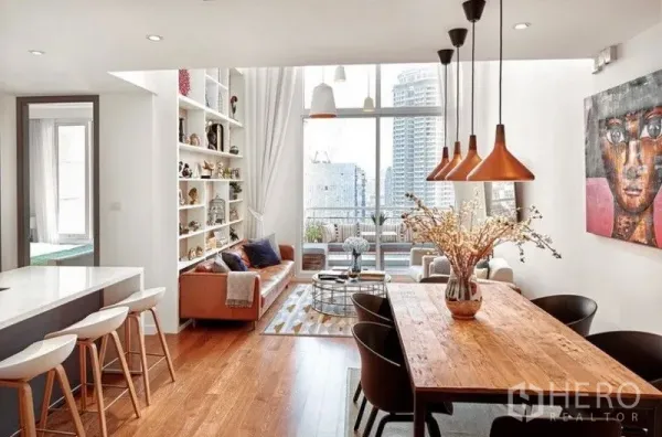 คอนโด ให้เช่าหรือขายในSathon, Bangkok - แปลนเปิดโล่ง ครัว พื้นที่รับประทานอาหาร และห้องนั่งเล่น พื้นไม้ ระเบียงมองเห็นตึกสูงสาทร