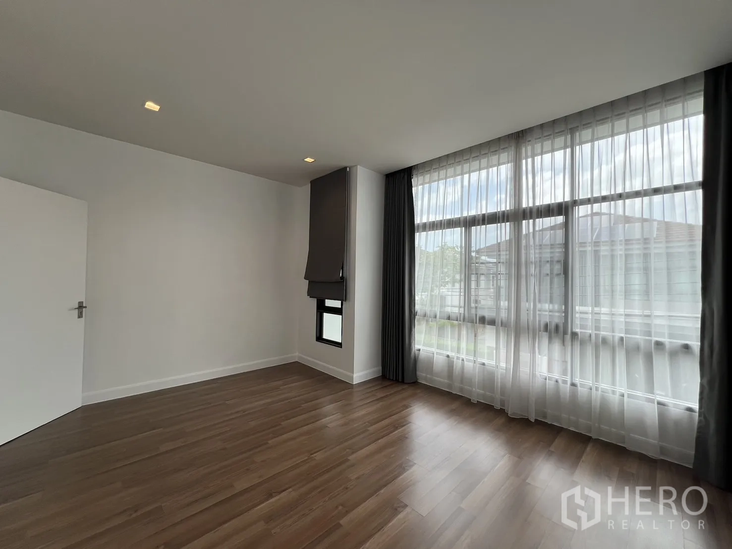 独立式住宅 出租在Bang Kapi, Bangkok - 次卧另一视角，突出大窗与木地板。