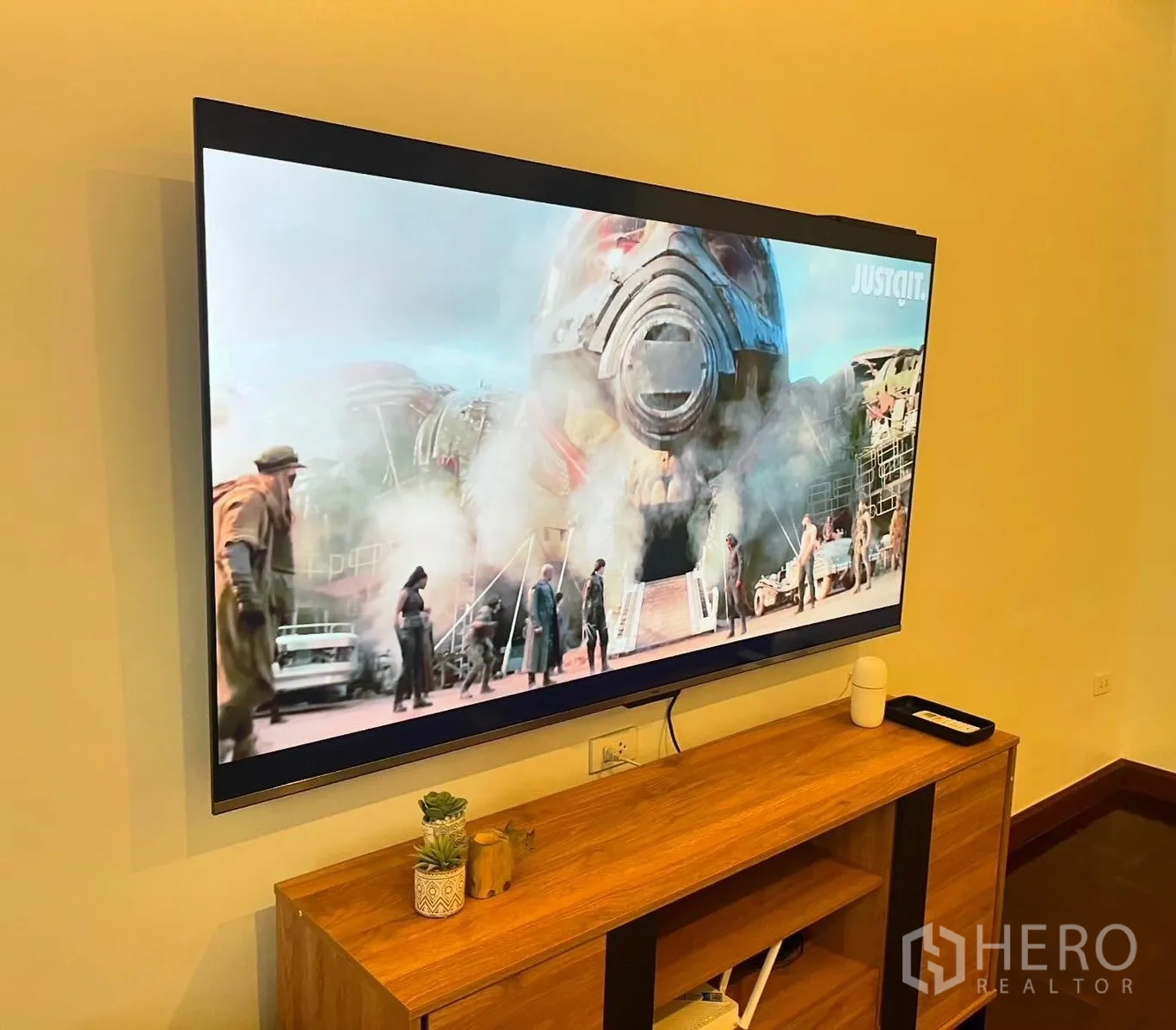 Shophouse for rent in Bang Rak, Bangkok - Wall-mounted flat-screen TV above a wooden media console.