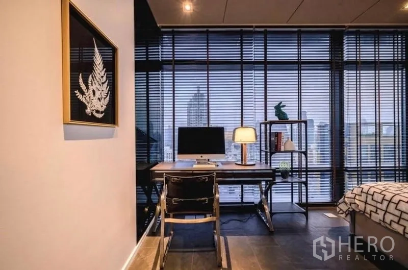 公寓 出租或出售 - 窗边书桌，百叶与城市景观相伴。