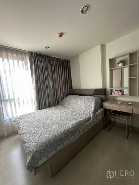 คอนโด ขายในKhlong Toei, Bangkok - ห้องนอนมีตู้เสื้อผ้า เครื่องปรับอากาศ และผ้าม่านโปร่งรับแสงธรรมชาติ