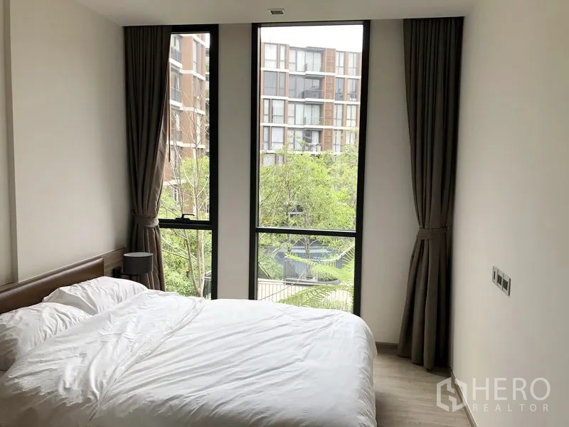 คอนโด ให้เช่าในWatthana, Bangkok - ห้องนอนอบอุ่น หน้าต่างบานใหญ่ มองเห็นวิวสวนล้อมรอบคอร์ทยาร์ด