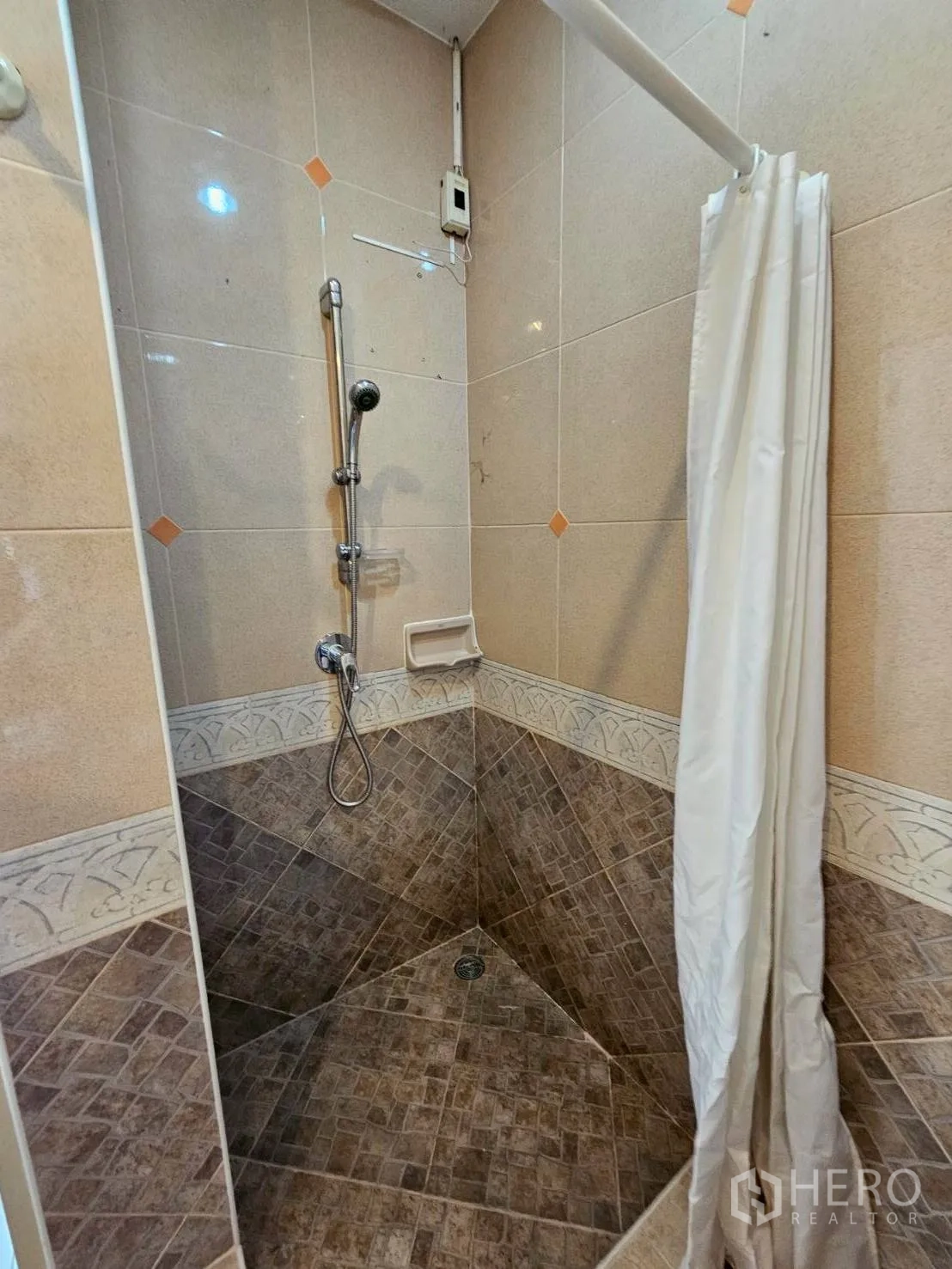 Detached House for rent or sale in Bang Lamung, Chon Buri - Tiled shower area with handheld shower and curtain.