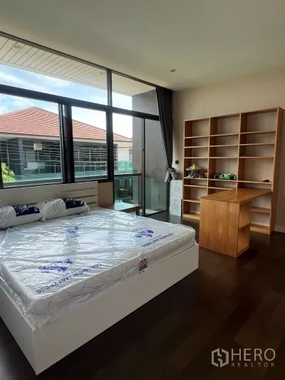 独立式住宅 出租在Bang Kapi, Bangkok - 采光好的卧室，双人床、书架与书桌，连通阳台。