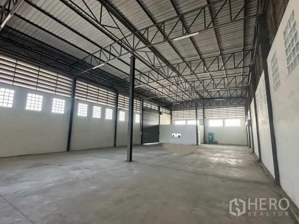 货栈 出租在Bang Bua Thong, Nonthaburi - 大跨度仓库内部，多个卷闸门与平整水泥地面