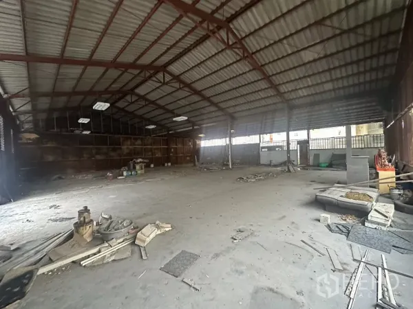 Warehouse for rent or sale in Yan Nawa, Bangkok - Open 700 sqm span under metal trusses, suitable for storage and loading operations.