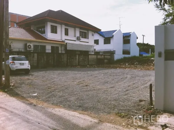 สำนักงานที่บ้าน ให้เช่าในChatuchak, Bangkok - ลานจอดรถภายในทรัพย์แบบโรยหิน กว้างขวางในย่านที่พักอาศัยเงียบสงบ