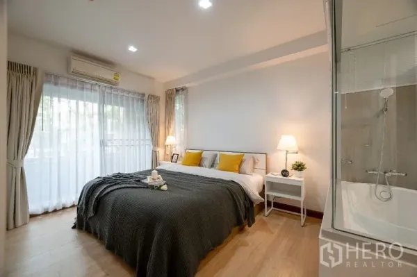 คอนโด ขาย - ห้องนอนใหญ่โปร่ง มีหน้าต่างสูงจรดเพดาน และอ่างอาบน้ำหลังฉากกระจก