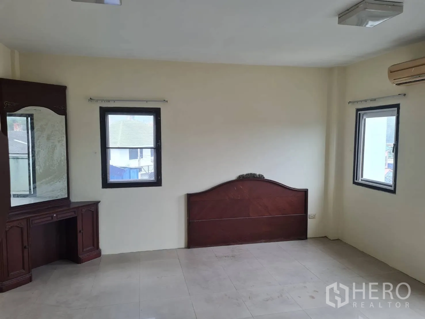 仓库 for rent in Phra Pradaeng, Samut Prakan - 楼上房间带窗、挂墙空调与木柜