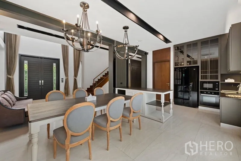 บ้าน ขาย - ห้องทานอาหารโคมไฟแชนเดอเลีย เชื่อมครัวพร้อมไอแลนด์และตู้กระจก