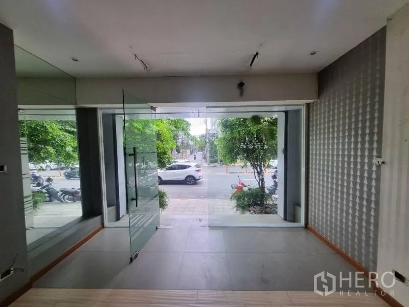 店屋 出租在Watthana, Bangkok - 一层玻璃门面，面向街道与人行道的视野。