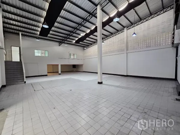 Warehouse for rent in Chatuchak, Bangkok - Wide warehouse space with columns, high-bay lights and mezzanine windows.