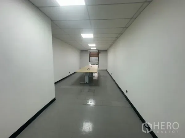 办公空间 出租 - 狭长会议室，配长条会议桌，尽头有窗